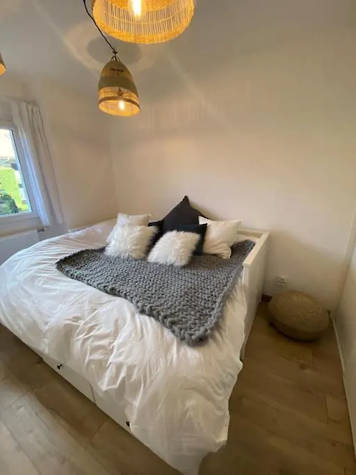 Appartement Avec Jardin Prive A Duingt 0*,  France